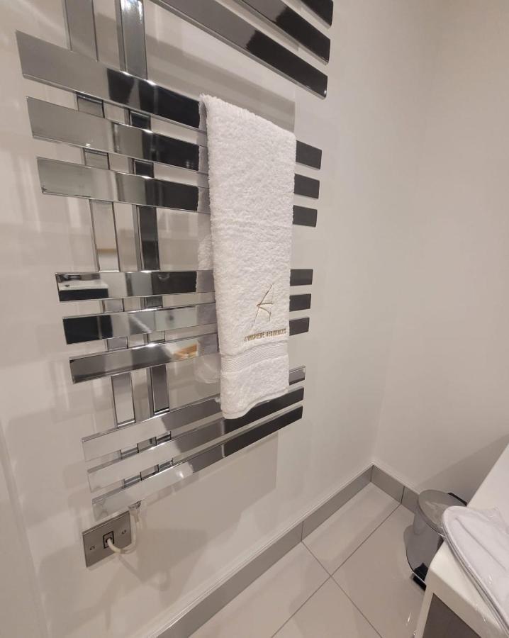 Luxury 1 Bed Apartment In The Heart Of Rochester Wainscot Exterior foto