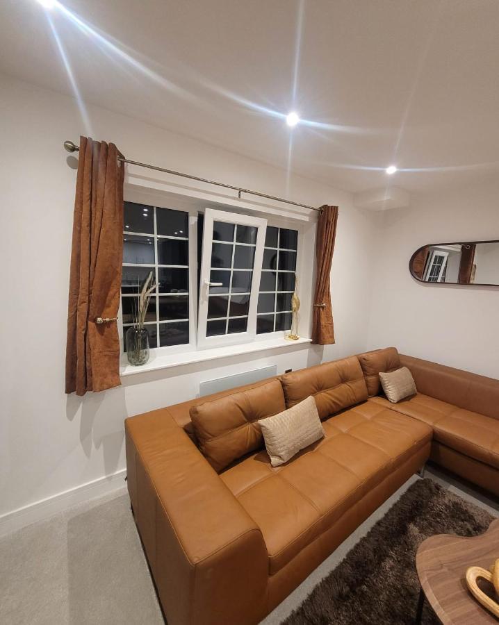 Luxury 1 Bed Apartment In The Heart Of Rochester Wainscot Exterior foto